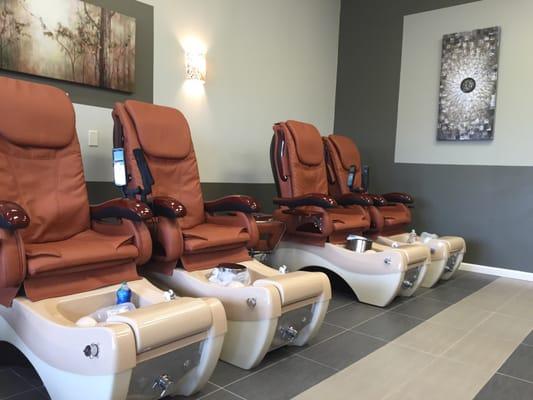 Beautiful, clean and friendly nail salon!! So convenient in Solon, right by Marc's.