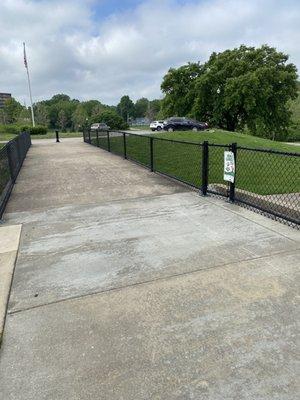 Bridge / overpass between the playgrounds