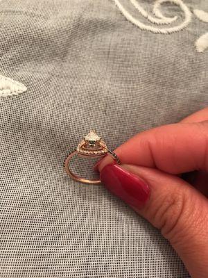 I bought this unique piece and it's beautiful I don't know if you can see but it has blue diamond bottom of the white diamond.