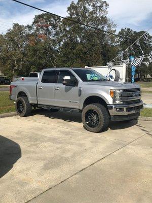 2 1/2 leveling kit installed.