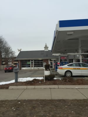 Hyde Park Mobil -- 264 Neponset Valley Parkway, Hyde Park           Station & Exterior