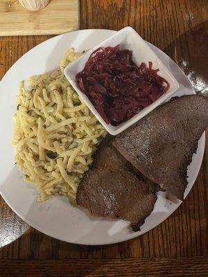 Spätzle with red cabbage and London broil