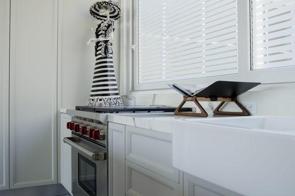 Transitional kitchen in matte white lacquer