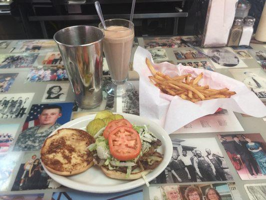 Small town diner. Family owned and operated. Fried onion burgers, shakes and fries. Also breakfast 6-11am.