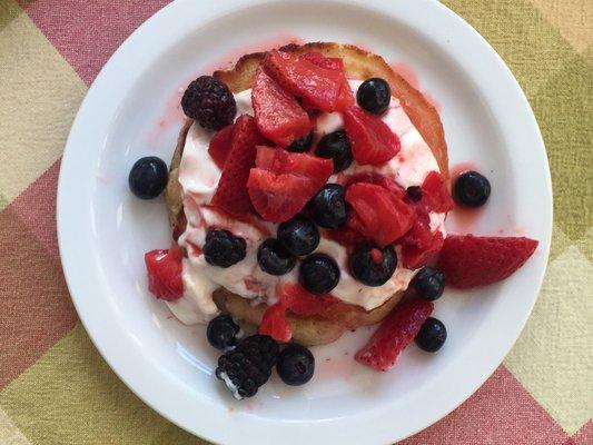 pancakes with yogurt and fresh berries