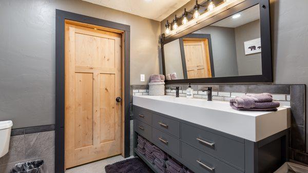 The Bear Den Lodge - Brand New Bunk Room Bathroom