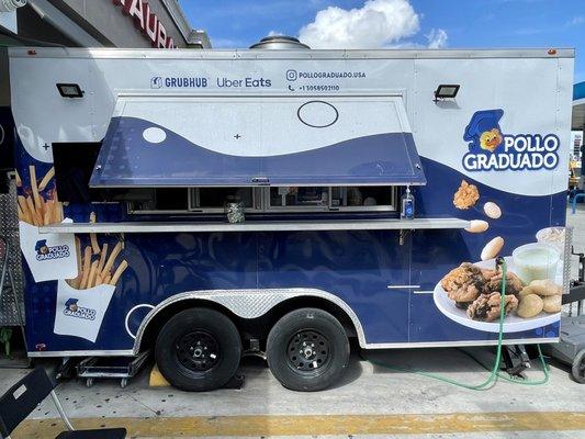 Pollo Graduado food truck in Medley, FL.