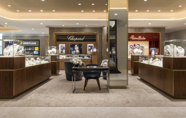 Concierge service and spaces to relax. Chopard and Pomellato corners.