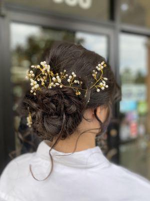 We're here for your special day! Absolutely in love with this bridal updo