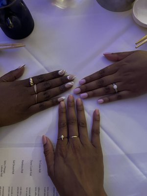 The pattern gel and the middle hand are the same color (peachy nude: S42, if you ask for powder)