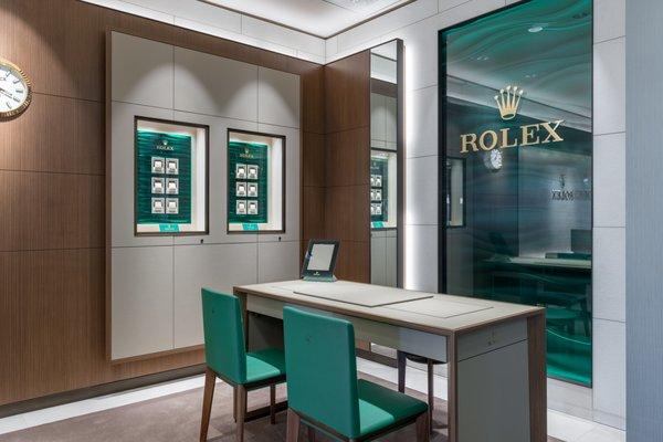 Pav & Broome certifies the authenticity of each new Rolex and backs its five-year international guarantee.