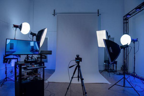 KS1 - Photo Studio, seamless background, speed lights & flashes, screen monitoring station