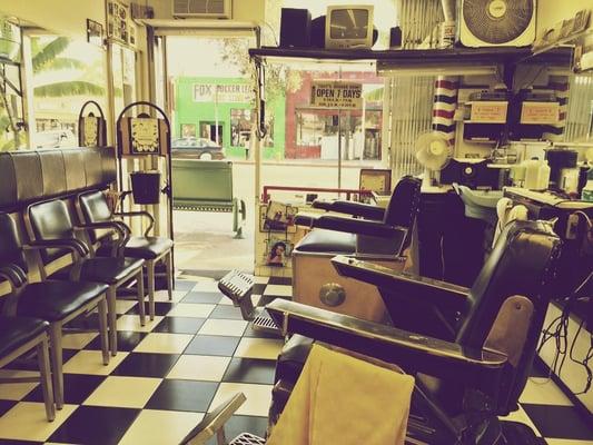 TONY'S IS THE BEST BARBERSHOP IN LOS ANGELES! OLD SCHOOL BARBERS WHO KNOW WHAT THEY'RE DOING. I LOVE THIS PLACE