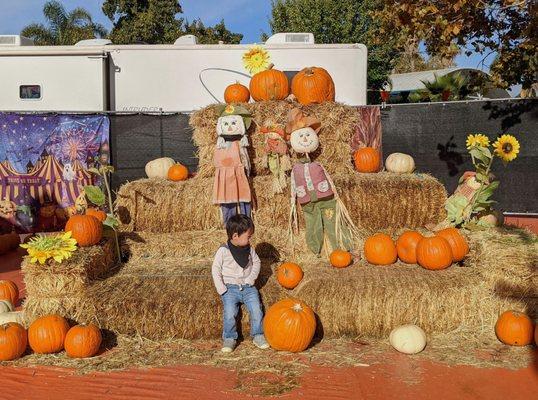 Small area with backdrops and haystacks for photos