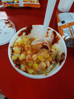 Elote con queso y mayonesa y crema. Hot cheetos con queso. Yum que rico y barato