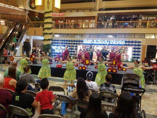 Holiday performance at Windward Mall