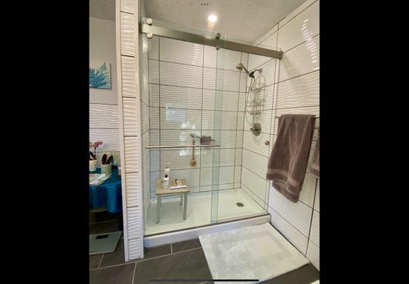 Gorgeous glass shower doors, easy slide, beautiful hardware, expert installation.