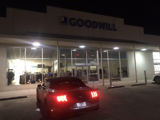 頑張って「Sedona」から「Gallup」まで『Goodwill』に着たくてぶっ飛ばして到着したけど... Las Vegasとは時差が1時間あるので、ちょうど30分、間に合わなかった。