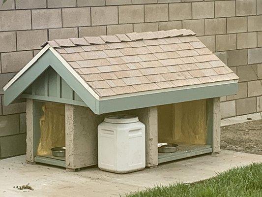 He even took the extra time to insulate the doghouse:-)