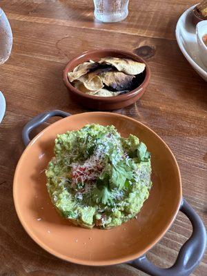 Un rico guacamole con tortilla tostada