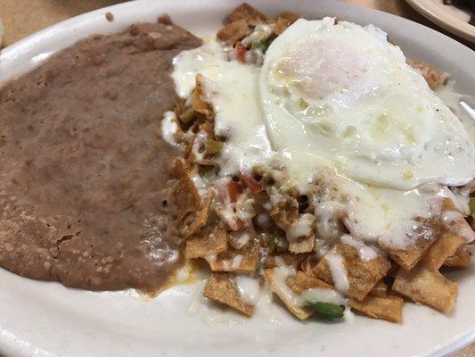 Chilaquiles con huevos estrellados.