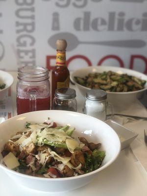 Ensaladas para todos los gustos! y jugos totalmente naturales.