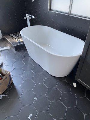 Free standing tub and free standing faucet