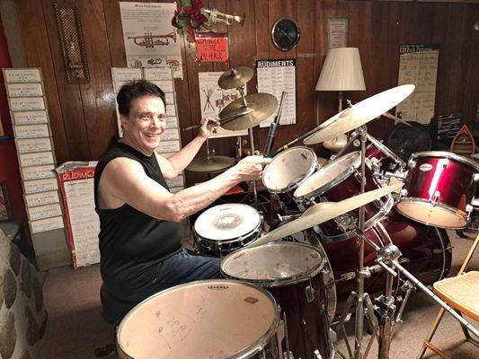 Dennis Venuti/Highly Experienced in Set/Rudiments/ Teach Reading,Beats, Solos.Wrote 3 Set Bks.Played in LOTS of Groups!