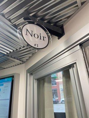 Noir nail salon