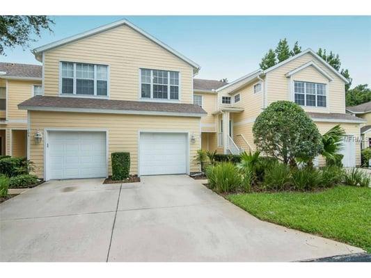 Welcome home to this charming, attractive townhouse in the highly desired Summerfield Hollow section of Lakewood Ranch...