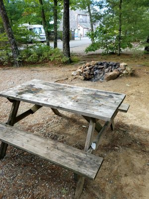 Fire pit and table to accommodate your stay