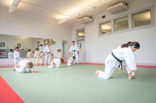 Sense Katy Ancelet Teaching forward roll in Kids JUDO