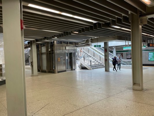 MBTA Government Center station Green Line platforms.