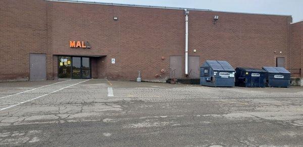 I don't know if I just pulled in to the wrong entrance, but this was a shady looking mall from the outside. Much better inside.