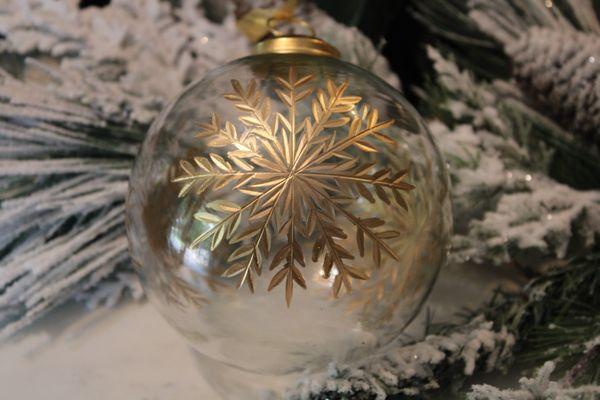 NEW... Graphic and glamorous, our Clear Glass Gold Snowflake Ball Ornaments show off nature's unique creations in an unexpected gold tone.