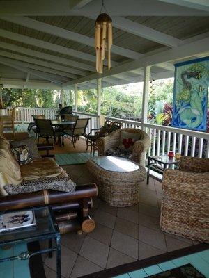 Lanai at the Manini Mermaid vacation home, 2 bedrooms, 2 baths, large kitchen, living area and lanai available by Kealakekua Bay!