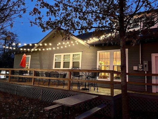 Cool setting in former house in pleasant neighborhood