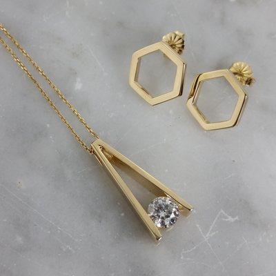 Geometric designs in Yellow Gold