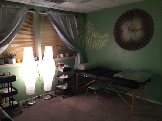 Soothing acupuncture sessions will help you relax at the end of your treatment.