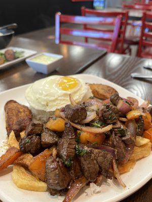 Filet mignon lomo saltado