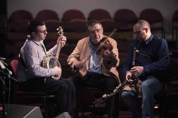 Michael Gavin (banjo), Mick Gavin (fiddle), Sean Gavin (Uilleann pipes)