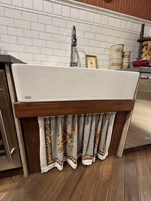 Love this apron sink.