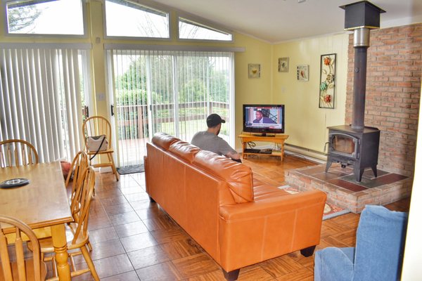 Vorw from hallway into living room/kitchen in the pet friendly "deleware" unit at Good Dog Vacations. Full wi-fi and cable T.V