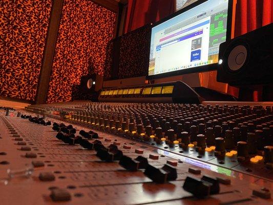 Analog mixing console