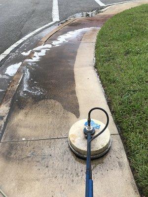 Pressure cleaning side walk