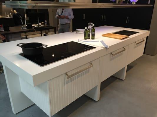 Arclinea kitchen design with Absolute White countertop. Detail!