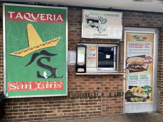 Front of the taquería.