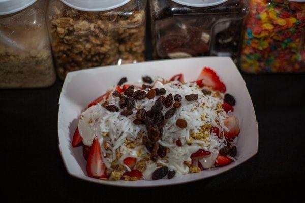 LOADED FRESAS: Coco, Raisins, Granola, Lechera