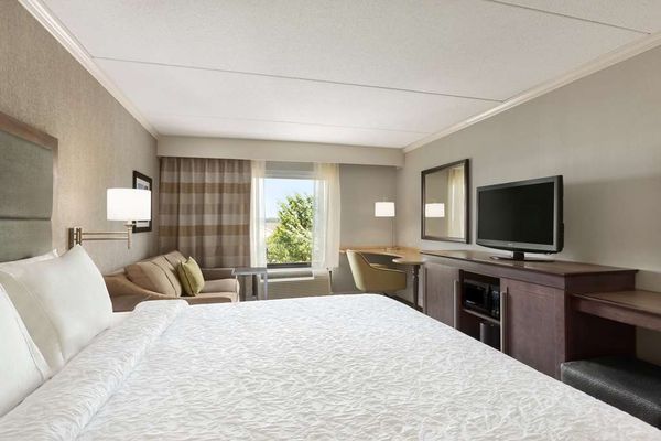 Hampton Inn & Suites Manchester-Bedford