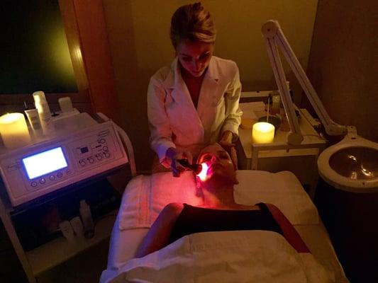 LED Treatment which will calm & reduce redness while promoting a healthy, even-skin tone.